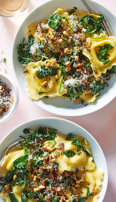 Would you guess this elegant brown butter cheese ravioli dish can be prepared in under 30 minutes? With Martha & Marley Spoon meal kits, a busy weeknight is no longer an excuse for takeout! Ravioli is mixed with silky spinach and topped with a savory “dressing” of crispy-fried sage, shallots, and pine nuts. Sign up for meal kit deliveries today and receive fresh ingredients and trusted recipes at your door each week. Marley Spoon Recipes, Squash Ravioli, Winter Soup Recipe, Marley Spoon, Filled Pasta, Cheese Ravioli, Tasty Meals, Pine Nut, Kale Recipes