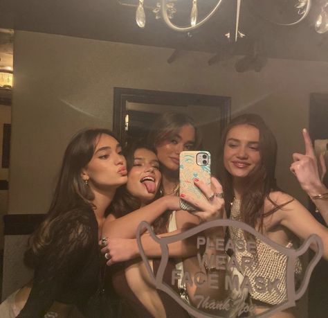 Mirror Group Selfie, Friendgroup Of 4, Aesthetic Friend Group Photos, Group Selfie, 4 Friends, Hilarious Jokes, Female Friendship, Twisted Series