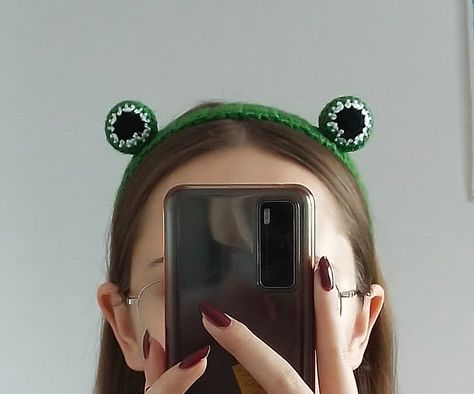 crochet frog headband green idea aesthetic handmade Crochet Frog Headband, Frog Hairband, Frog Hairband Crochet, Crochet Frog Accessories, Frog Bandana Crochet, Crochet Y2k Headband, Green Crochet Headband, Frog Headband, Idea Aesthetic