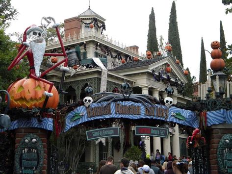 The Nightmare Before Christmas overlay at the Haunted Mansion is truly one of the most creative concepts ever. Description from mouseplanet.com. I searched for this on bing.com/images Christmas Overlay, Nightmare Before Christmas Tree, The Nightmare Before Christmas Decorations, Haunted Mansion Disneyland, Nightmare Before Christmas Decorations, Christmas Town, Halloween Displays, Christmas Decorations For The Home, Haunted Mansion