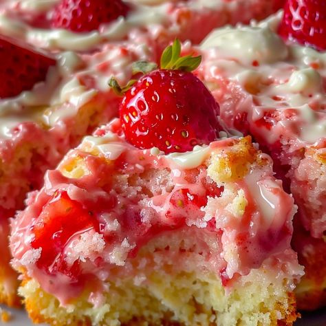 Strawberry Earthquake Cake Strawberry Cake Batter, Earthquake Cake Recipe, Earthquake Cake Recipes, Homemade White Cakes, Earthquake Cake, Cake Mix Ingredients, Strawberry Cake Mix, Leftover Cake, Delectable Desserts