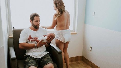 These 14 photos show what life after birth really looks like Raw Motherhood, Childbirth Photos, Delivery Photography, College Presents, Birth Pictures, Hospital Pictures, Birth Photos, Jillian Harris, Childbirth Education