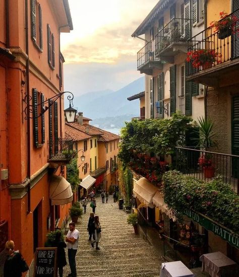 Lago di Como: i paesi più belli da vedere | Il Mondo secondo Gipsy Italy Bellagio, Manifestation 2023, Bellagio Italy, Vsco Nature, Travel Facts, Cruel Summer, Italy Aesthetic, Como Italy, Outside World