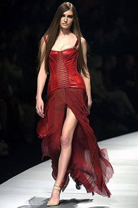 Versace 2003 Killer Corset Dress Gown For Sale at 1stdibs Red Dress Runway, Versace 2003, Versace Gown, Runway Outfits, Versace Dress, Designer Evening Dresses, Donatella Versace, Runway Dresses, Fashion Shows