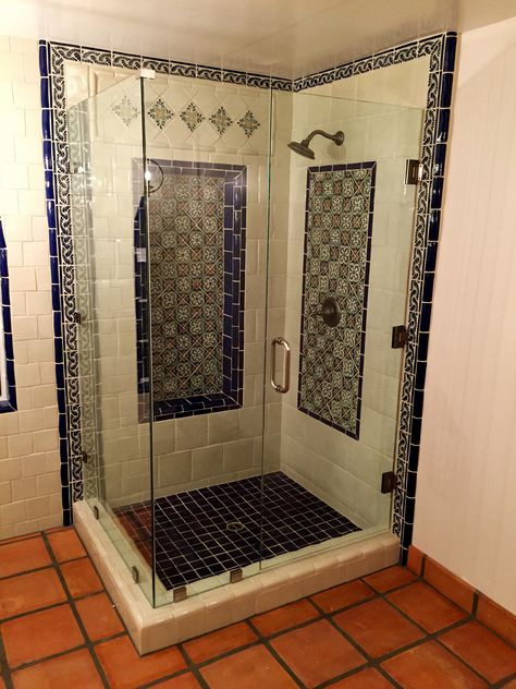 Spanish Restroom Ideas, Spanish Tile Bathroom Ideas, Spanish Shower Ideas, Spanish Colonial Bathroom Ideas, Modern Mexican Bathroom Ideas, Ranch Style Bathroom Ideas, Spanish Bathroom Tile, Hacienda Style Restroom, Mexican Restroom