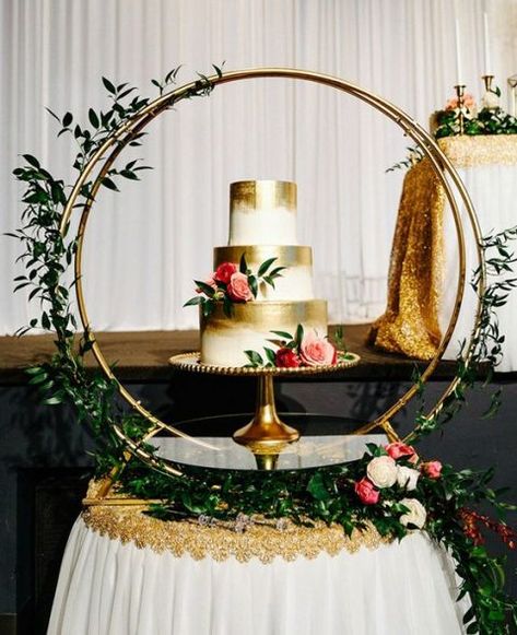 Wedding Cake Display, Wedding Cake Table, Wedding Wreaths, Wedding Ceremony Decorations, Cake Table, Wedding Guide, Ceremony Decorations, Budget Wedding, Wedding Themes