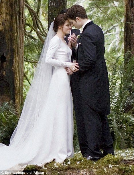 Bella and Edward - Wedding photo In The Woods, Bride And Groom, The Bride, Wedding Day, Flowers, White