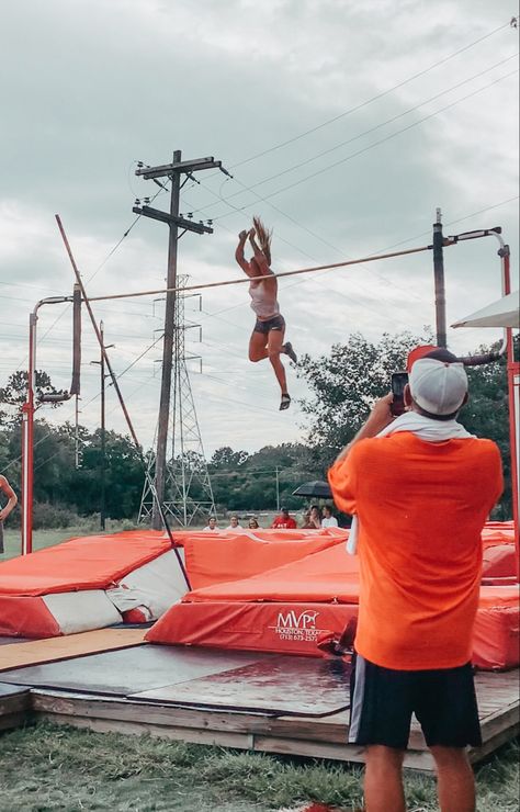 Pole Vaulting Aesthetic, Pole Vaulting, Pole Vault Aesthetic, Pole Vault Drills, Pole Vault Videos, Pole Vault Photography, Track And Field Pole Vault, Track And Field Long Jump, Track Senior Pictures