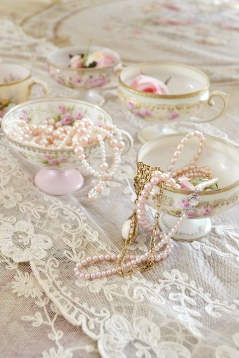 Tea Party Jewelry, Jewelled Hair Clips, Tea Party Centerpieces, Estilo Shabby Chic, Simply Shabby Chic, Romantic Shabby Chic, Hanging Necklaces, Pearl And Lace, Vintage Cups