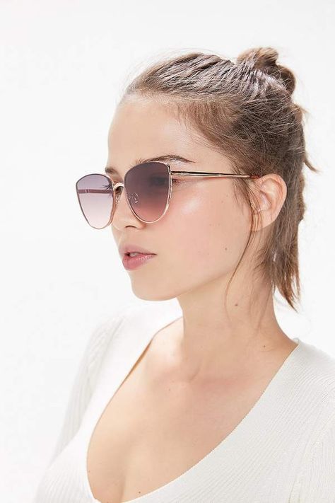 Goggles Sunglasses Women For Round Face, Goggles For Women Fashion Styles, Goggles Sunglasses Women, Goggles For Women, Glasses Frames Trendy, Round Lens Sunglasses, Clear Glasses Frames, Fake Glasses, Celebrity Fashion Trends