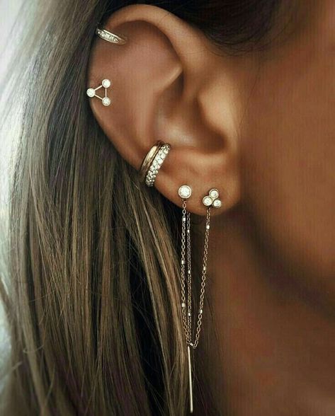 Cincin Diy, Cute Ear Piercings, Piercings And Tattoos, Piercings Jewelry, Rough Crystal, Conch Piercing, Piercing Ideas, Helix Piercing, Ear Piercing