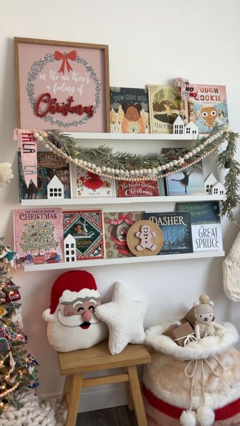 Holiday Bookshelves, Christmas Bookshelf, Ideas Decoracion Navidad, Books Diy, Diy Christmas Decorations For Home, Christmas Bedroom, Decorations For Home, Christmas Room, Diy Christmas Decorations