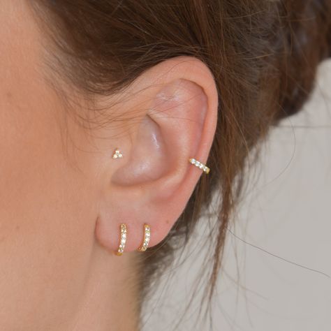 Check out 20 aesthetic ear piercing ideas that will elevate your style game. Create a unique, edgy look!#EarPiercingAesthetic #PiercingGoals #AestheticEar #TrendyPiercings #EarCuration #JewelryLayering #MinimalistPiercings #EarStack #EdgyStyle #GoldHoops #StatementEarrings #ChicPiercings Ear Piercings Right Ear, Minimalist Tragus Piercing, Half Helix Piercing, Tragus Piercing Combinations, Lower Helix Piercing Hoop, Ear Candy Gold, Low Helix Piercing Hoop, Two Helix Piercing, Tragis Piercing