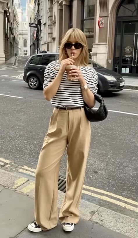 Khaki Trousers Outfit, Slacks Outfit, Khaki Pants Outfit, Hijab Fashion Summer, Winter Pants Outfit, Best Winter Outfits, Classy Winter Outfits, Spring Dresses Casual, Outfit Formulas