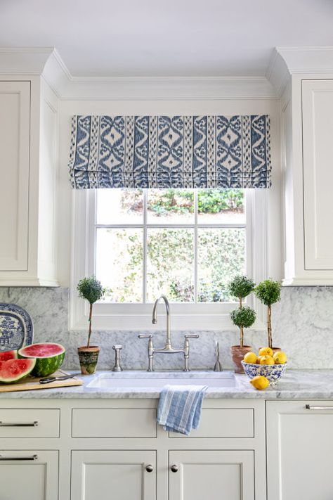 2021 Decor and Design Trends I Love: Beautiful blue and white kitchen idea with topiaries and custom Roman window shade - Clary Bosbyshell Clary Bosbyshell, Roman Shades Kitchen, Bathroom Window Coverings, Kitchen Window Coverings, Over Kitchen Sink, Window Over Sink, Kitchen Window Valances, Over Sink, Kitchen Valances