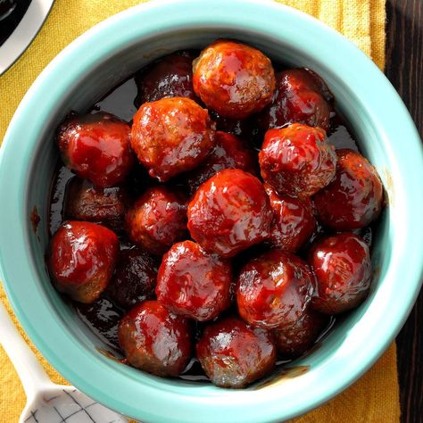 The secret ingredient in this sassy sauce is the grape jelly. It's a sweet contrast with the chili sauce. —Irma Schnuelle, Manitowoc, Wisconsin Chili Sauce Meatballs, Jelly Meatball Recipe, Bourbon Meatballs, Frozen Meatball Recipes, Jelly Meatballs, Thanksgiving Appetizers Easy, Cocktail Meatballs, Grape Jelly Meatballs, Chili Sauce Recipe