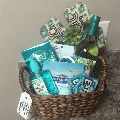 We just want to TEAL you Happy Birthday! - Bday Gift Basket for Mama - July 2016 Happy Birthday Diy Gifts, Bday Gift Basket, Birthday Diy Gifts, Happy Birthday Diy, Birthday Basket, Bff Birthday Gift, Bff Birthday, Themed Gift Baskets, Ge Bort