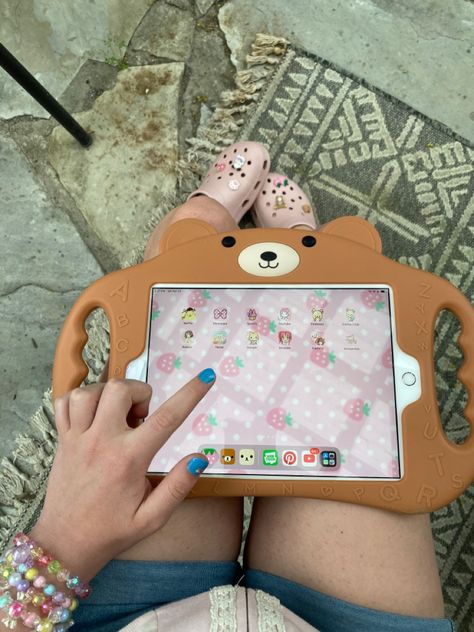 Dork Diaries Characters, Custom Ipad, Retro Gadgets, Anime Muslim, Kawaii Core, Islamic Artwork, Pink Phone Cases, Hello Kitty Items, Cute Anime Profile Pictures