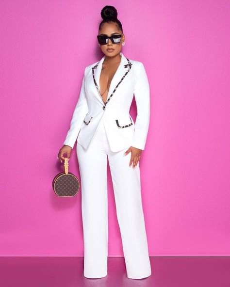 Suit Styles, Ladies Suits, Chic Couture Online, Pant Suits, Stylish Work Outfits, Graduation Ideas, Work Outfits Women, Beautiful Heart, Suit Fashion