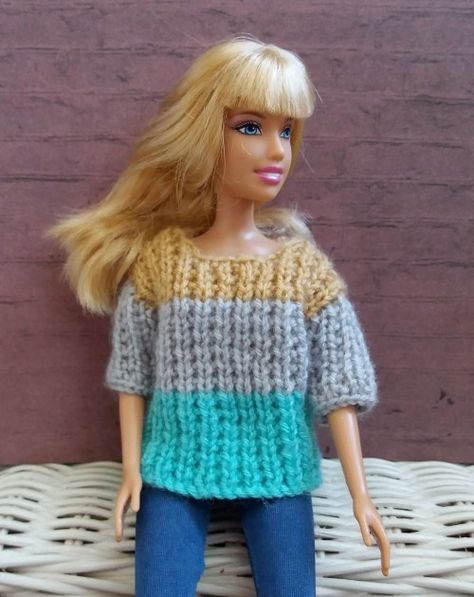 Barbie Ribbed Sweater - Free Pattern Knit Barbie Doll Clothes Free Patterns, Ribbed Sweater Pattern, Dolly Crochet, Barbie Sweater, Crochet Barbie Patterns, Free Barbie, Barbie Knitting Patterns, Barbie Dress Pattern, Knitted Doll Patterns