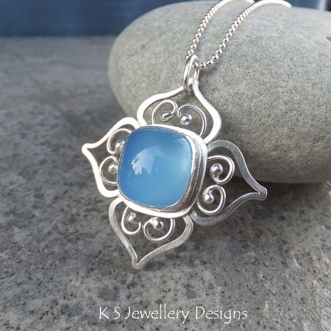 Chalcedony Sterling Silver Square Blossom Pendant | par KSJewelleryDesigns Silversmithing Jewelry, Metal Smithing, Metalsmithing Jewelry, Metal Clay Jewelry, Filigree Jewelry, Sterling Silver Wire Wrap, Wire Work Jewelry, Wishful Thinking, Classy Jewelry