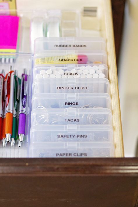 Tired of cluttered, messy drawers? Here are some awesome tips and tricks to learn how to organize drawers so they stay clean and organized with a good system! #organize #organized #organizeddrawers Organize Junk Closet, Organizing Junk Room, Organizing Junk Drawers, Organized Junk Drawer, Home Office Drawer Organization, Organize Junk Drawer, Junk Drawer Organization, Desk Drawer Organisation, Drawers Organization