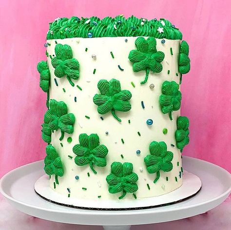 𝐅𝐢𝐧𝐝 𝐘𝐨𝐮𝐫 𝐂𝐚𝐤𝐞 𝐈𝐧𝐬𝐩𝐢𝐫𝐚𝐭𝐢𝐨𝐧 on Instagram: “Super adorable St. Patrick’s day cake by @bakeologist_! 🍀🍀 I am hoping everyone is keeping their sanity during this time! Sending you some…” St Pattys Cake Ideas, St Patrick’s Day Birthday Cake, St Patrick Cake, St Patricks Day Cake, St Patrick’s Day Cake, St Patricks Food, Edible Glitter Dust, St Patricks Day Cakes, Irish Festival