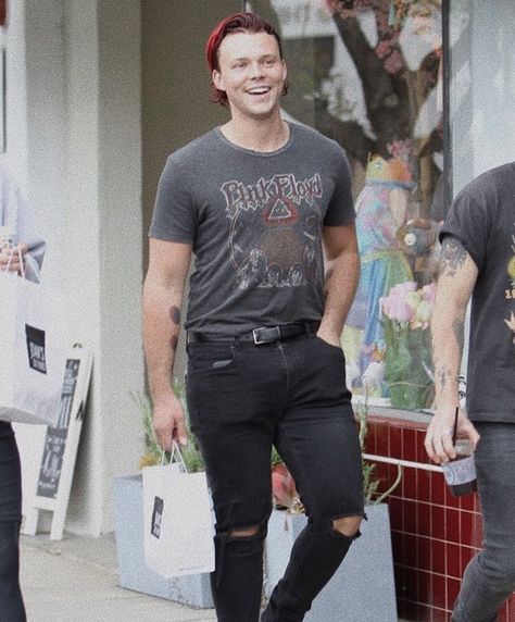 Ashton Irwin Ashton Irwin Red Hair, Ashton Irwin Hands, Fever Dream, Ashton Irwin, Calum Hood, Attractive People, 5 Seconds Of Summer, 5 Seconds, Harry Styles