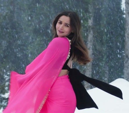 Bollywood Saree Look In Movies, Tum Kya Mile Alia Bhatt, Bollywood Saree Look, Saree In Snow, Saree Creative, Alia Saree, Tum Kya Mile, Summer Saree, Saree Outfit