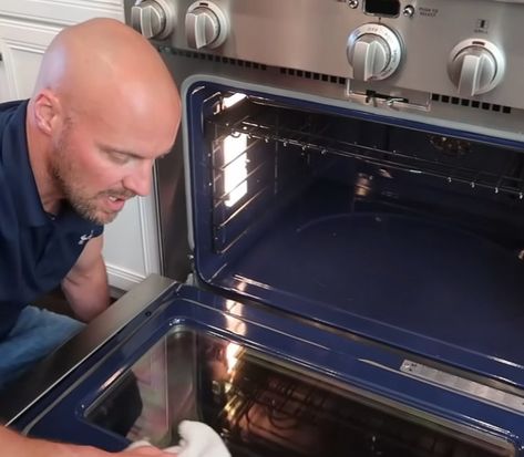 Man shows easy way to clean oven without harsh chemicals and it’s also one of the quickest Easy Way To Clean Oven, Kitchenaid Oven, Oven Cleaning Easy, Blue Ovens, Oven Cleaning Hacks, Cleaning Baseboards, Self Cleaning Ovens, Oven Cleaner, Gas Oven