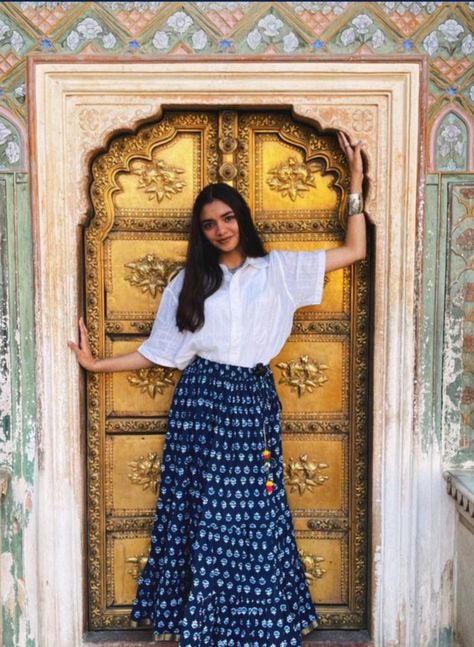 Jaipur Dressing Style, Mathura Vrindavan Outfit Ideas, Hampi Outfit Ideas, Jaipur Fits, Udaipur Trip Outfits, Rajasthan Outfits, Jaipur Outfits Ideas, Jaipur Outfit, Long Skirt Outfits Indian