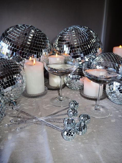 Disco Ball Cocktail, Cocktails Birthday, Party Disco Ball, Disco Theme Party, Cocktail Party Decor, Hen Party Decorations, Cocktail Stirrers, Disco Birthday Party, 17th Birthday Ideas