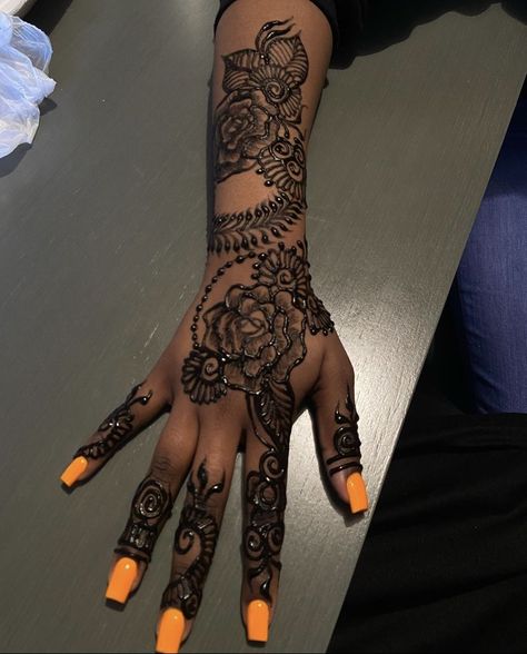 Long Henna Designs Hand, Henna Tattoo Designs On Black Skin, Henna Design Black Women, Henna Tattoo Designs On Dark Skin, Henna Tattoo Designs Hand Aesthetic, Henna Tattoo On Black Women, Henna Tattoo Thigh Designs, Hand Tattoo Henna Style, Mid Arm Henna Design