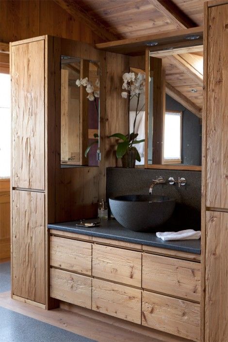 Chalet Bathroom, Black Bathrooms, Masculine Bathroom, Latest Interior Design Trends, Rustic Bathroom Designs, Bad Inspiration, Rustic Bathrooms, Trendy Bathroom, Rustic Bathroom