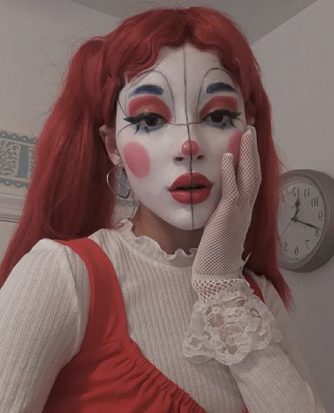 Clown Makeup White Face, Halloween Makeup Terror Easy, Dark Clowncore Makeup, Clown Make Up Aesthetic, Clown Make Up Easy, Circus Baby Makeup, Clown Girl Aesthetic, Easy Clown Costume, Face Paint Cosplay