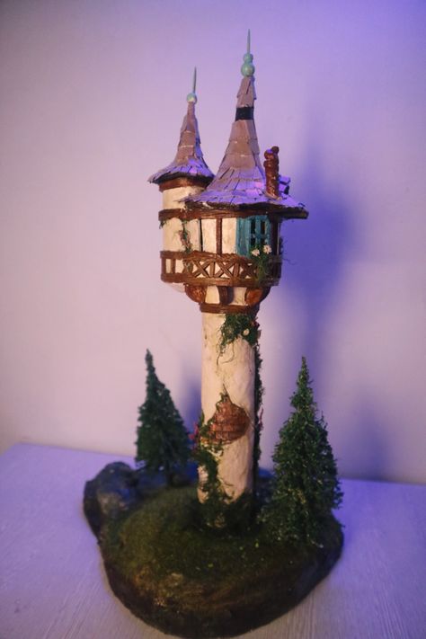 Rapunzel Diorama, Fairy Crowns Diy, Rapunzel Castle, Tangled Tower, Rapunzel Tower, Fairy House Crafts, Rapunzel Party, Clay Fairy House, Disney Paintings