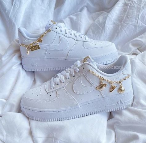 Girls Shoes Teenage, Nike Shoes Women Fashion, Cute Nike Outfits, White Nike Shoes, Nike Shoes Girls, Nike Fashion Shoes, Preppy Shoes, Jordan Shoes Girls, Pretty Shoes Sneakers