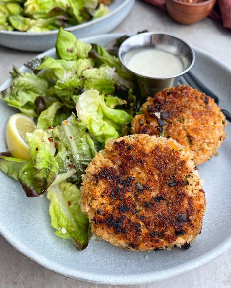 Healthy Salmon Cakes - onebalancedlife.com Salmon Panko, Healthy Salmon Cakes, Chicken Pineapple, Shredded Bbq Chicken, Healthy Weeknight Dinners, Healthy Salmon, Salmon Cakes, Primal Kitchen, Cooking Salmon