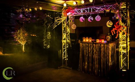 Halloween... tu casa cambia... Cabina de Dj! Halloween Dj Booth, Fiesta Halloween, Booth Decor, Spooky Party, Dj Setup, Halloween 3, Dj Booth, Booth Design, Dance Floor