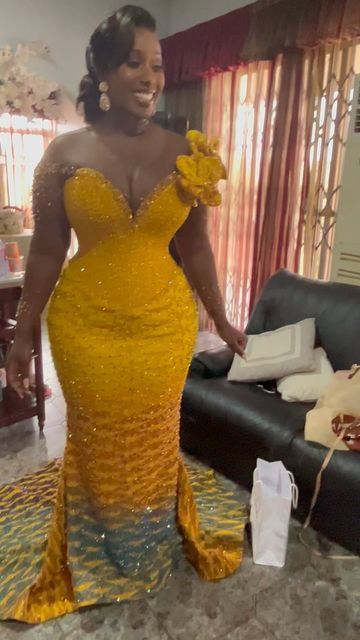 Ghanian Engagement Dress, Yellow Kente Styles For Engagement, Kente Styles For Engagement Ghana, Robe Dote, Kente Styles For Engagement, Ghana Traditional Wedding, Ghana Dresses, Robe Kente, Nigerian Wedding Dress