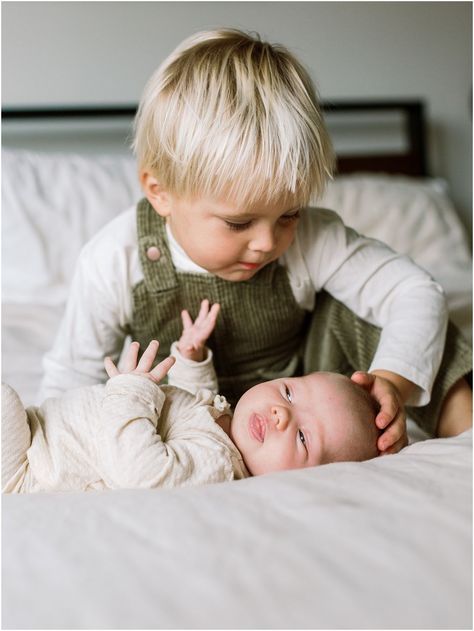 Family Of Four With Newborn Poses, Newborn Family Photos Family Of 5, Relaxed Newborn Family Photos, New Sibling Photoshoot, Newborn Home Session With Siblings, Newborn Photography Family Of Four, Newborn Photos Family Of Four, Newborn Photoshoot At Home With Sibling, Newborn With Toddler Photography