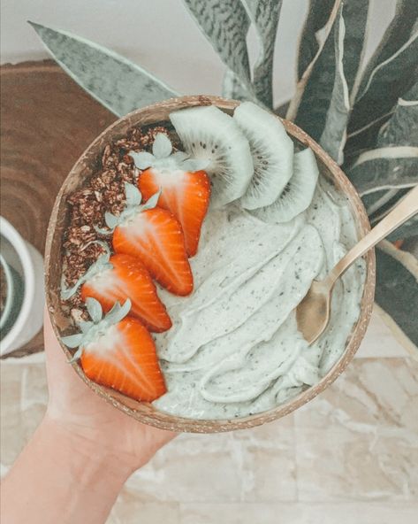 Aesthetic Smoothie Bowl Pictures, Preppy Smoothie Bowl, Asthetic Smoothies, Smoothie Asthetic Picture, Smoothie Bowl Pictures, Smoothie Bowls Aesthetic, Smoothie Bowl Aesthetic, Preppy Food, Katt Grejer