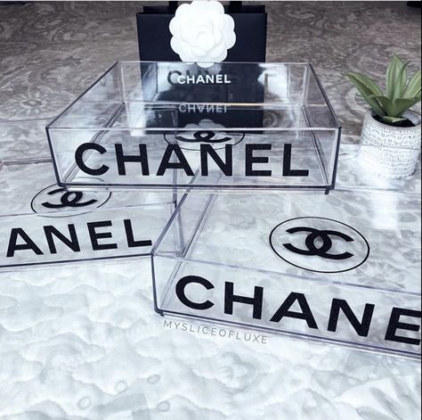 Chanel Office Decor, Diy Chanel Candle, Chanel Decoration, Chanel Inspired Room, Bedroom Pillows Arrangement, Chanel Diy, Chanel Stickers, Chanel Room, Designer Tray