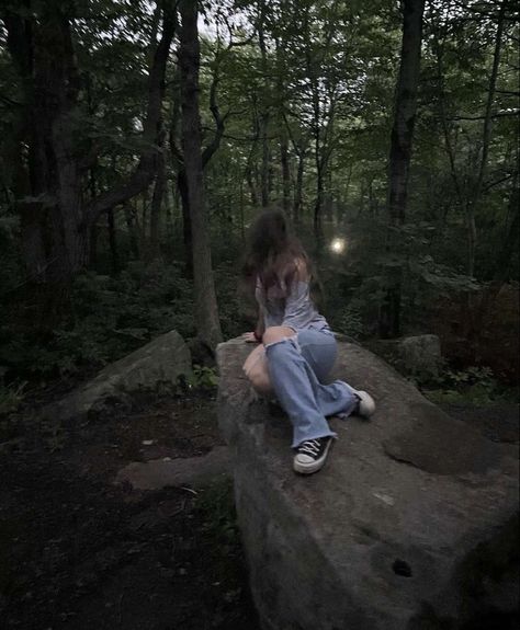 Aesthetic nature pose. Pretty nature photo Insta Photo Ideas Nature, Sitting In Nature, Outdoor Aesthetic Pictures, Outside Picture Poses, Nature Selfie Ideas, Forest Pics Aesthetic, Asthetic Picture People, Poses In The Woods, Sitting Leaning Back Pose