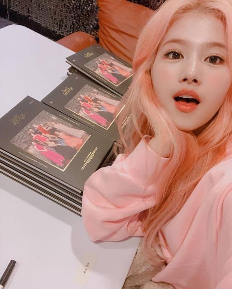 Sana Pink, Sana Minatozaki, Twice Once, Minatozaki Sana, Twice Sana, One In A Million, Pink Hair, Instagram Update, Mbti