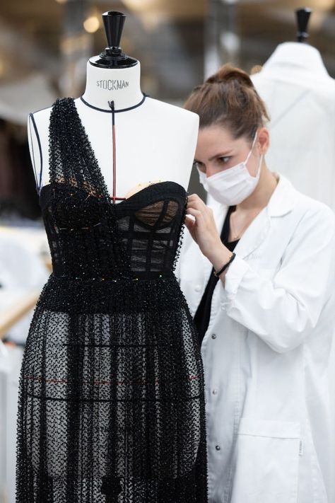 Get up close to discover the savoir-faire of the Dior Haute Couture black bustier draped fishnet embroidered dress by Maria Grazia Chiuri worn by actress Leïla Bekhti at the 74th Cannes Film Festival.
© Sophie Carre Red Carpet Dress, A Level Textiles, Carpet Dress, Cannes Red Carpet, Black Bustier, Dior Haute Couture, Maria Grazia Chiuri, Wedding Guest Looks, Maria Grazia