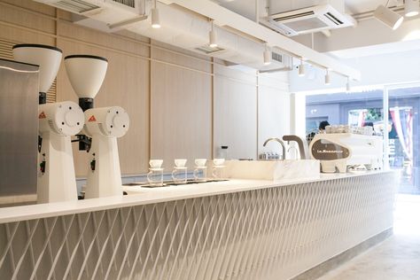 A Sleek Coffee Shop in Hong Kong With Beautiful, Minimalist Interiors - Photo 2 of 9 - Custom-made by Studio Adjective, the 23-foot-long coffee bar is topped with a white Corian counter. Minimalist Coffee Bar, Display Visual Merchandising, Coffee Counter, Minimalist Coffee, Coffee Shop Interior Design, Home Coffee Bar, Coffee Shops Interior, Interior Minimalista, Magnolia Market