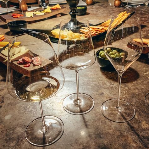 3 Tips For Choosing Wine Glasses 🍷 Wine Glasses Aesthetic, Best Wine Glasses, Apartment Necessities, Austin Apartment, Unique Wine Glasses, Wine Glassware, Fun Wine Glasses, Different Wines, Ice Wine