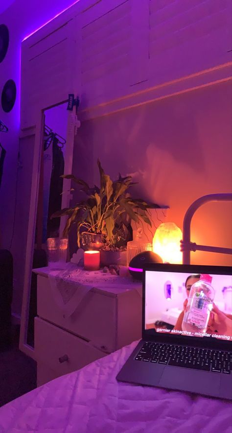 Emily Paulichi Bedroom, Emily Paulichi Aesthetic, Emily Paulichi Room, Emily Paulichi, Vibey Bedroom, Tiktok Room, Vibey Room, Room Goals, Minimalist Room