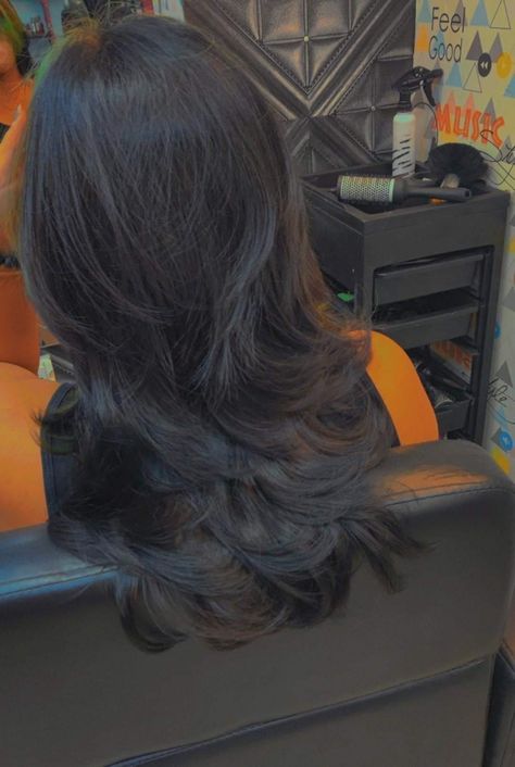 Mid Length Hair With Layers Black, Black Hair Mid Length Layers, Black Hair Mid Length, Black Hair With Layers, Black Hair Layers, Black Hair Haircuts, Black Wavy Hair, Medium Length Layers, Brown Hair Dye